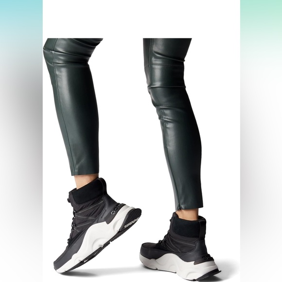 Sorel Women's Kinetic RNEGD Storm Boot. Black. Great condition. Size 7.5. - Picture 6 of 12